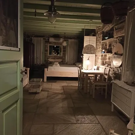 Traditional Tiny House Angeriá