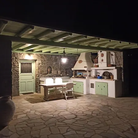 Traditional Tiny House * Angeriá