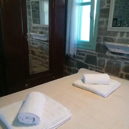 Nyaraló Traditional Tiny House Angeriá