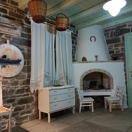 Traditional Tiny House Angairiá