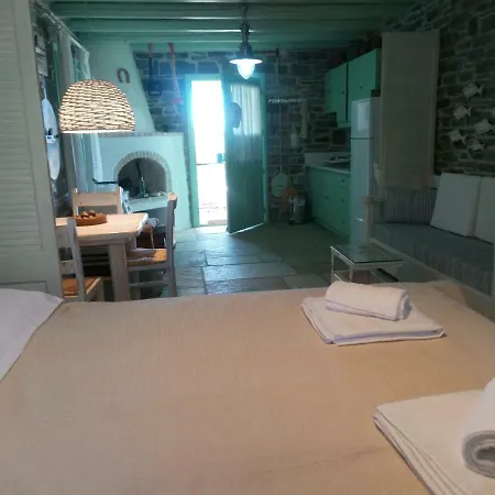 Traditional Tiny House * Angairiá