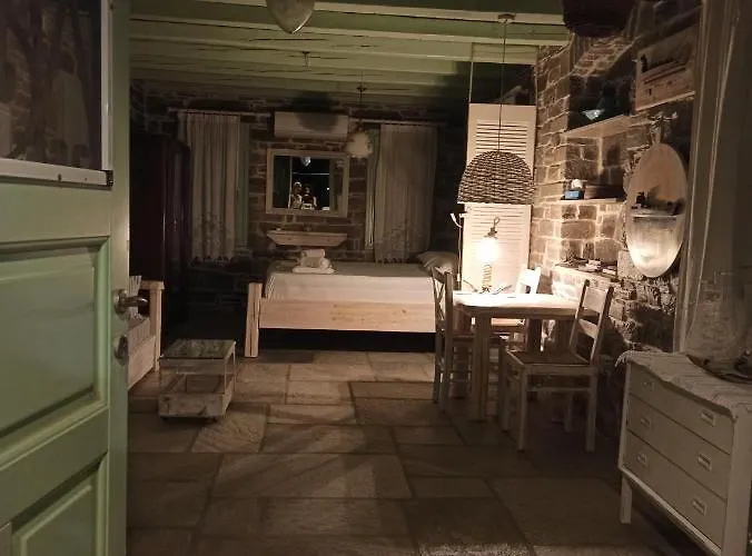 Traditional Tiny House Angairia